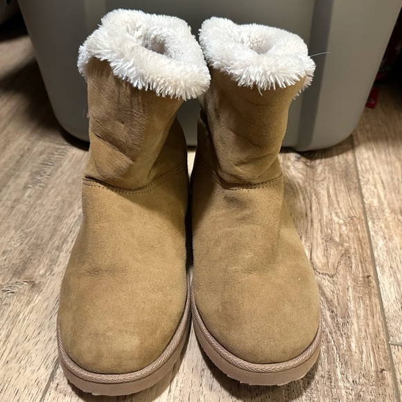 Faux Uggs - Picture 2 of 5